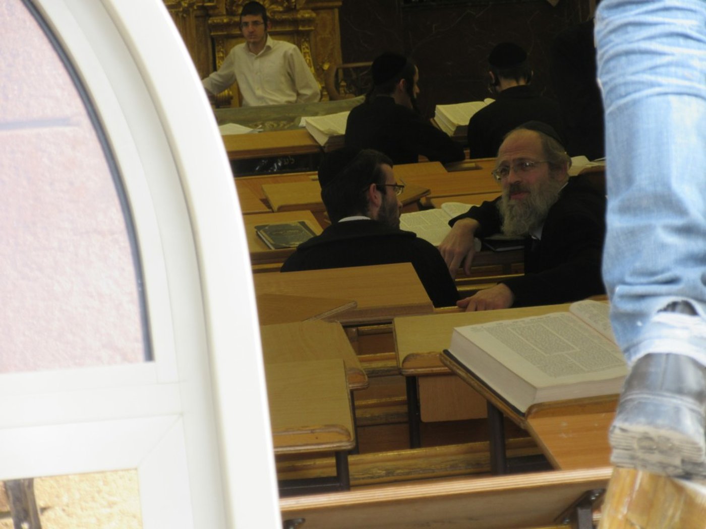 היסטוריה בפוניבז': הדלתות והחלונות המערביים הוחלפו