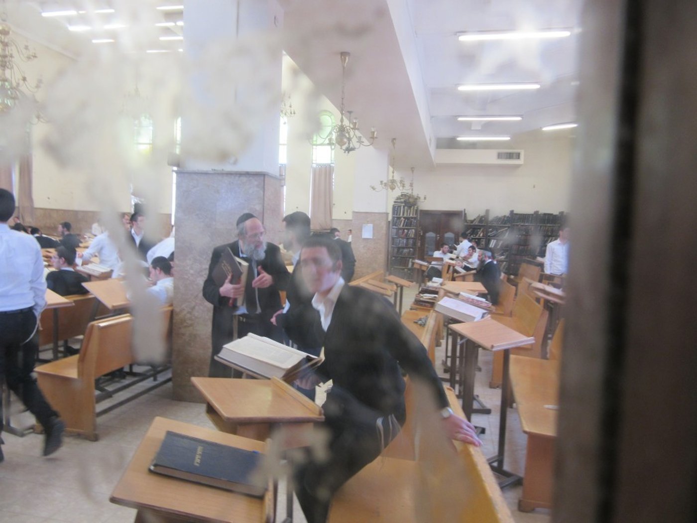 היסטוריה בפוניבז': הדלתות והחלונות המערביים הוחלפו