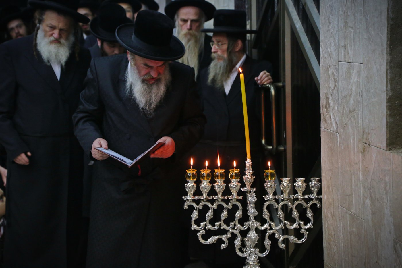 האדמו"ר מלעלוב בהדלקת נרות חנוכה. צפו