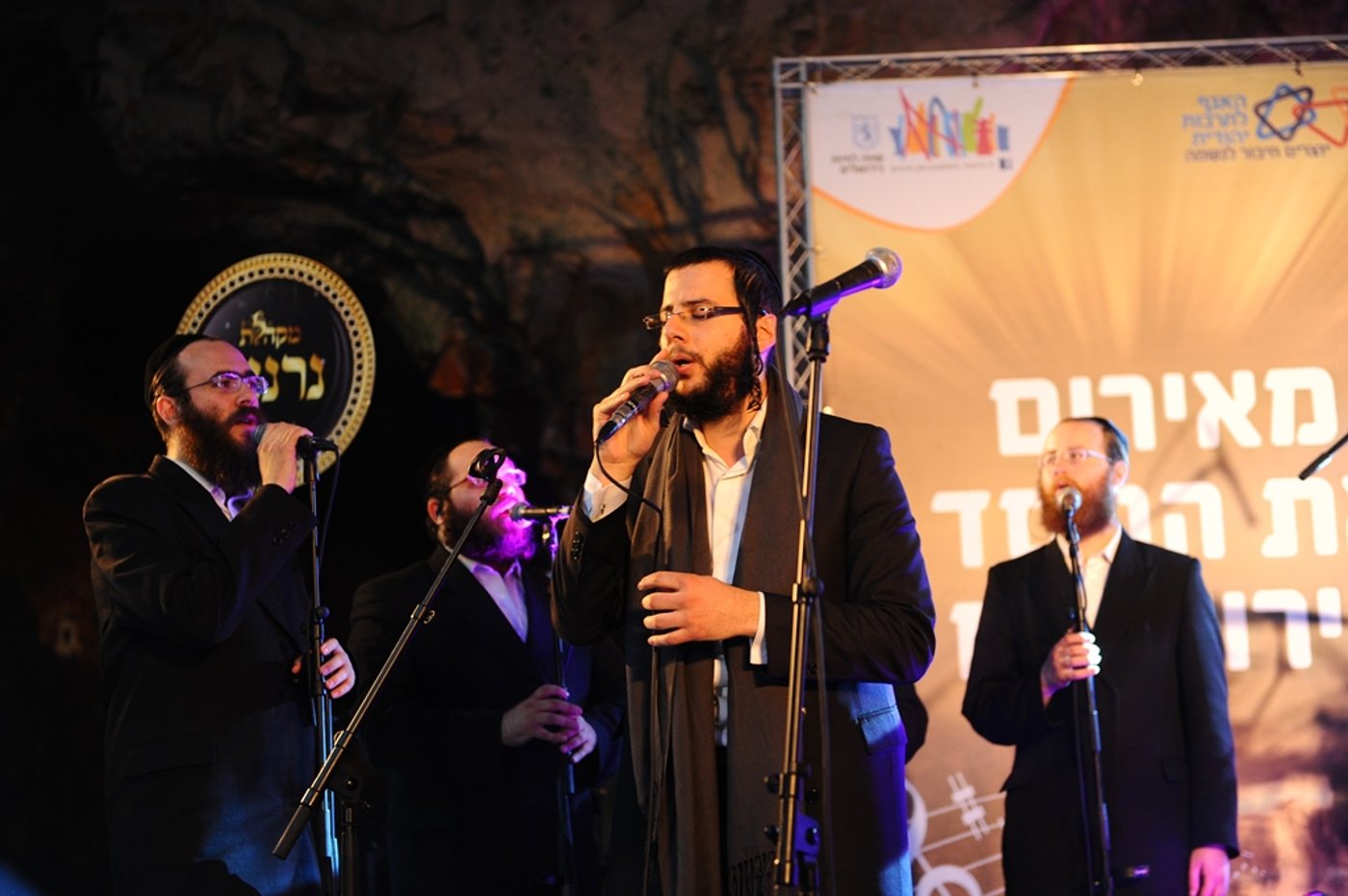 מאות מתנדבי זק"א השתתפו בערב "מאירים את החסד" במערת צדקיהו