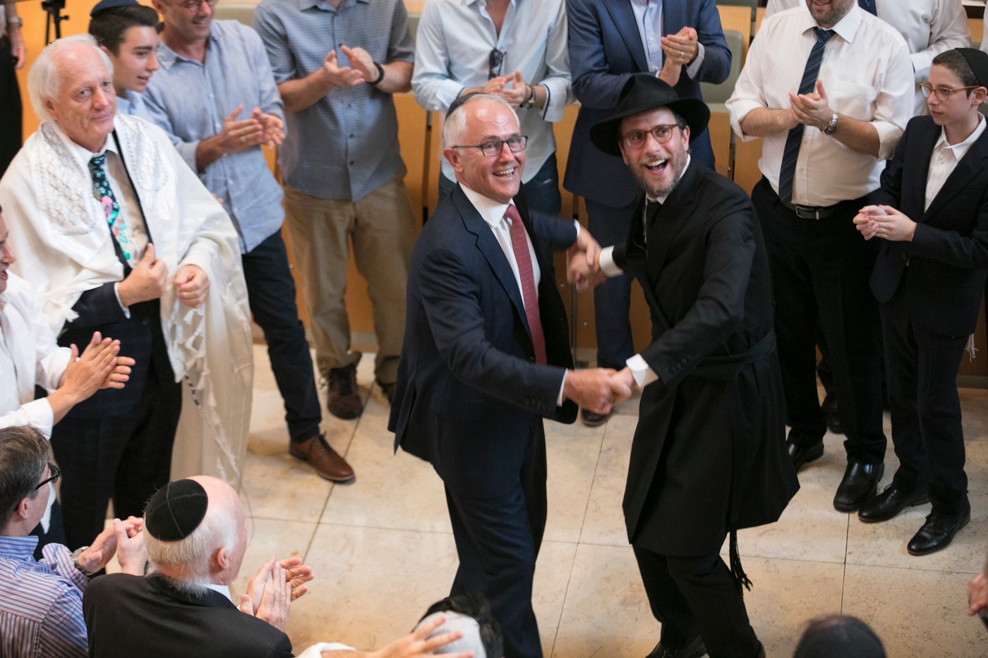 הריקוד החסידי של ראש ממשלת אוסטרליה ורב בית הכנסת