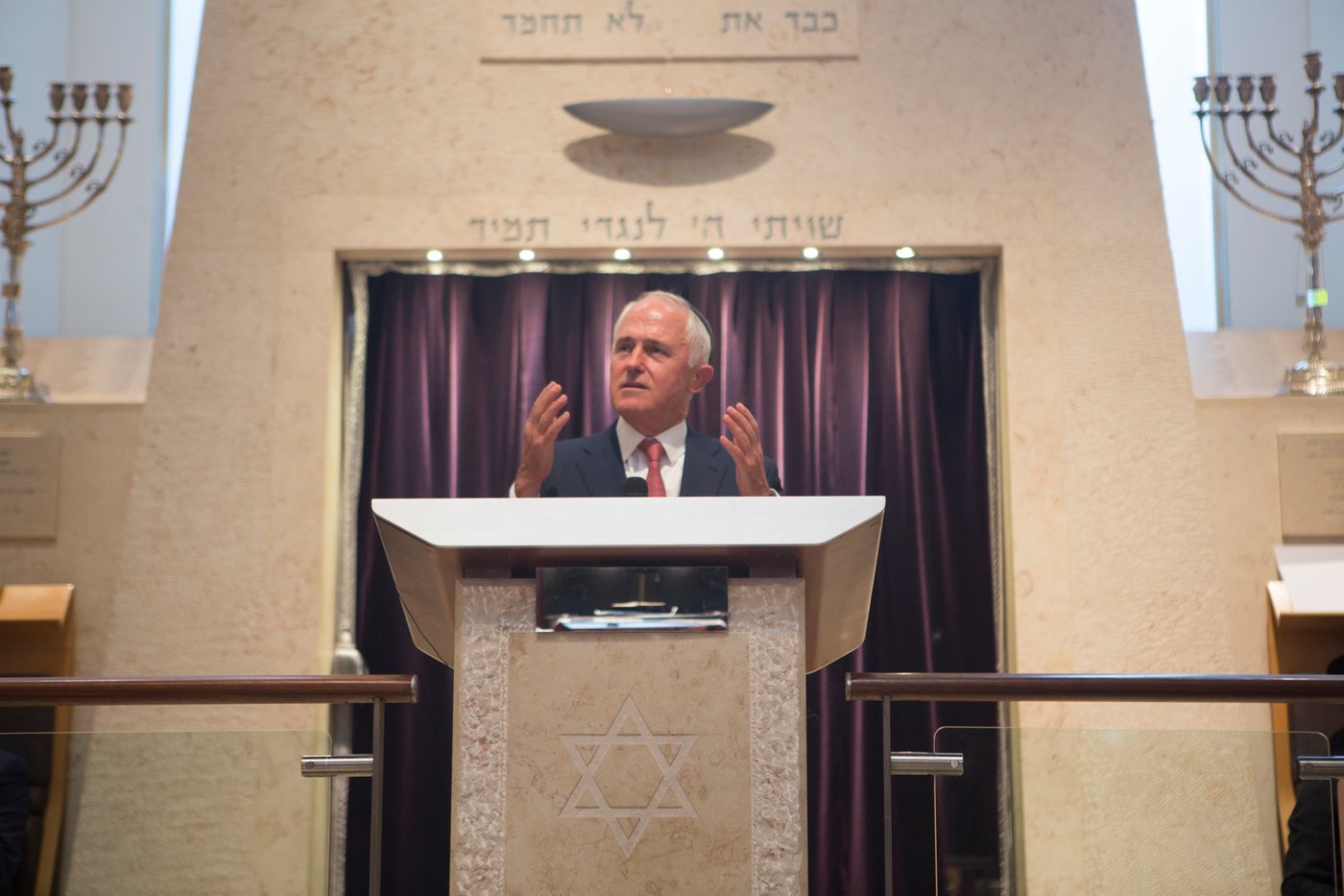 הריקוד החסידי של ראש ממשלת אוסטרליה ורב בית הכנסת