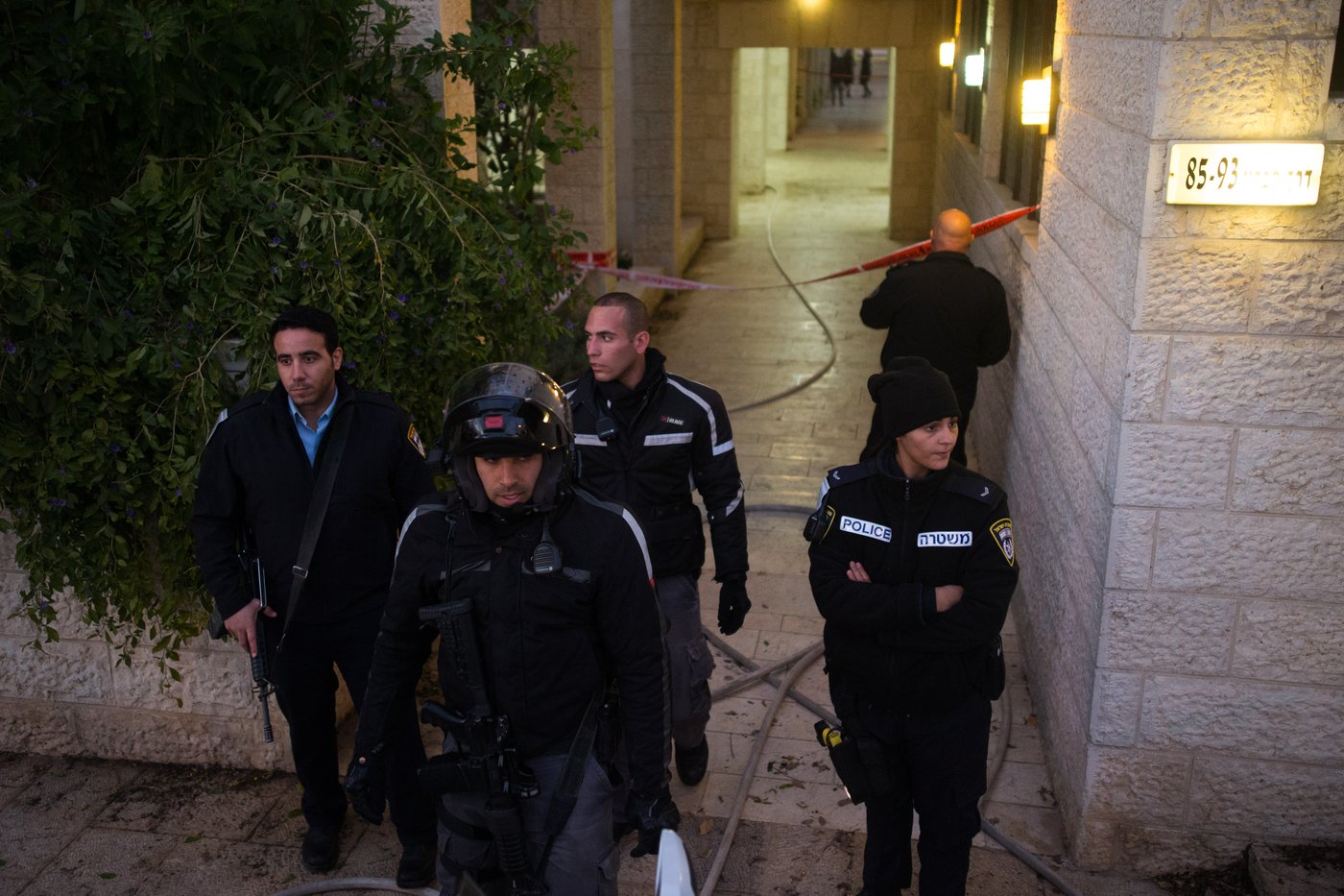 תיעוד מזעזע: כך הוצאו גופות המשפחה שנשרפה למוות