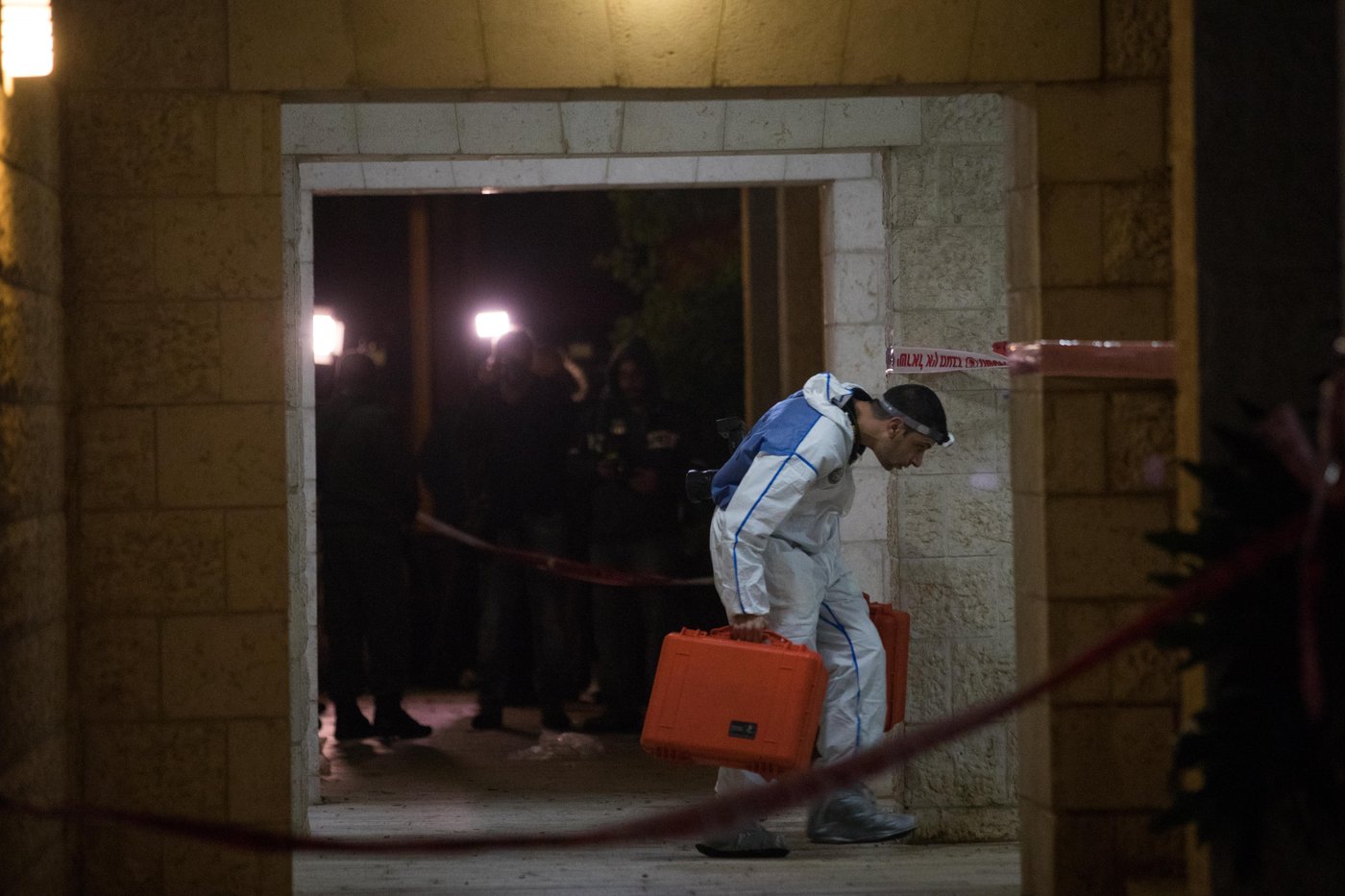 תיעוד מזעזע: כך הוצאו גופות המשפחה שנשרפה למוות