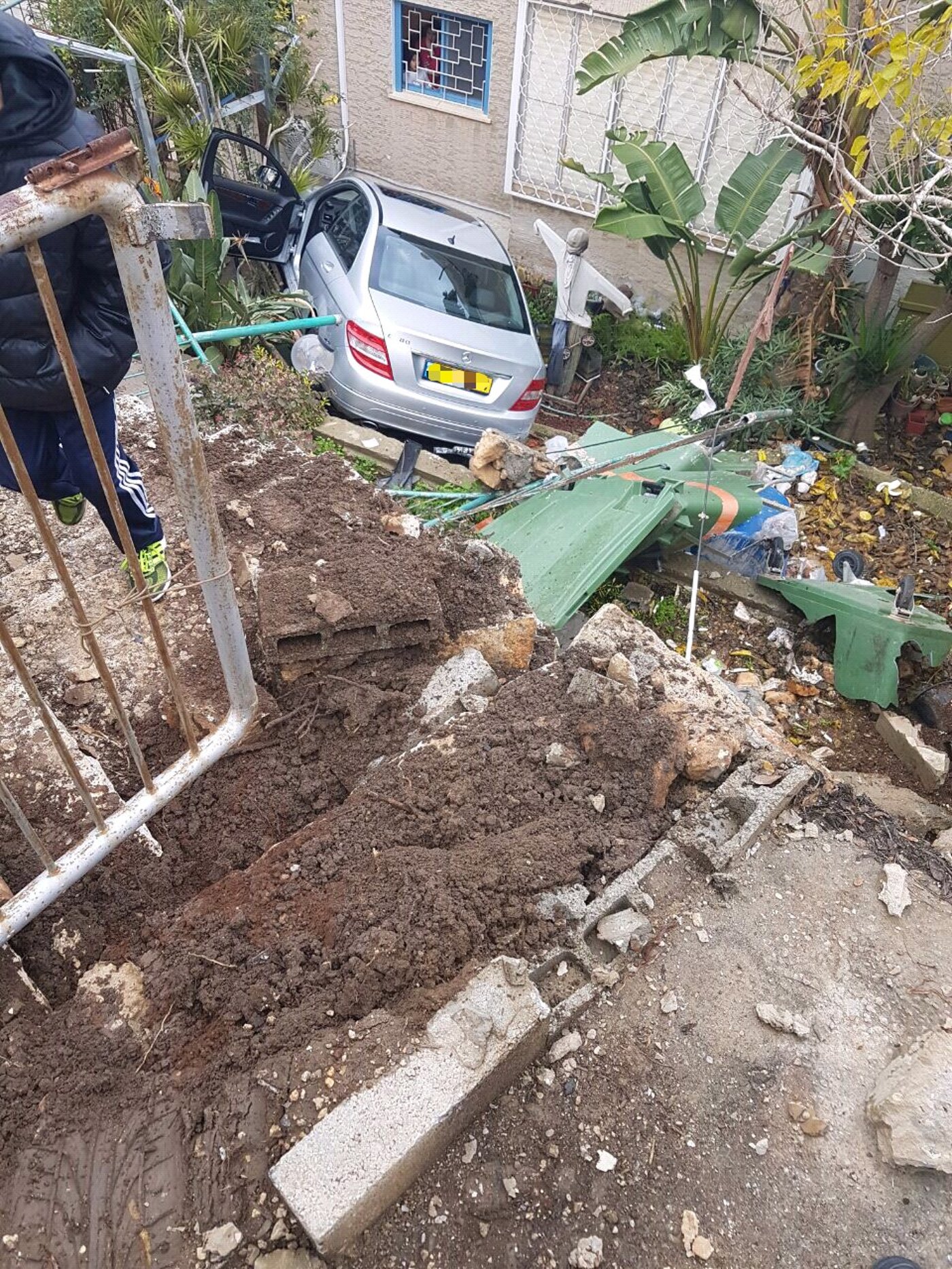 בן 80 איבד שליטה וצנח עם ה'מרצדס' לחצר בית