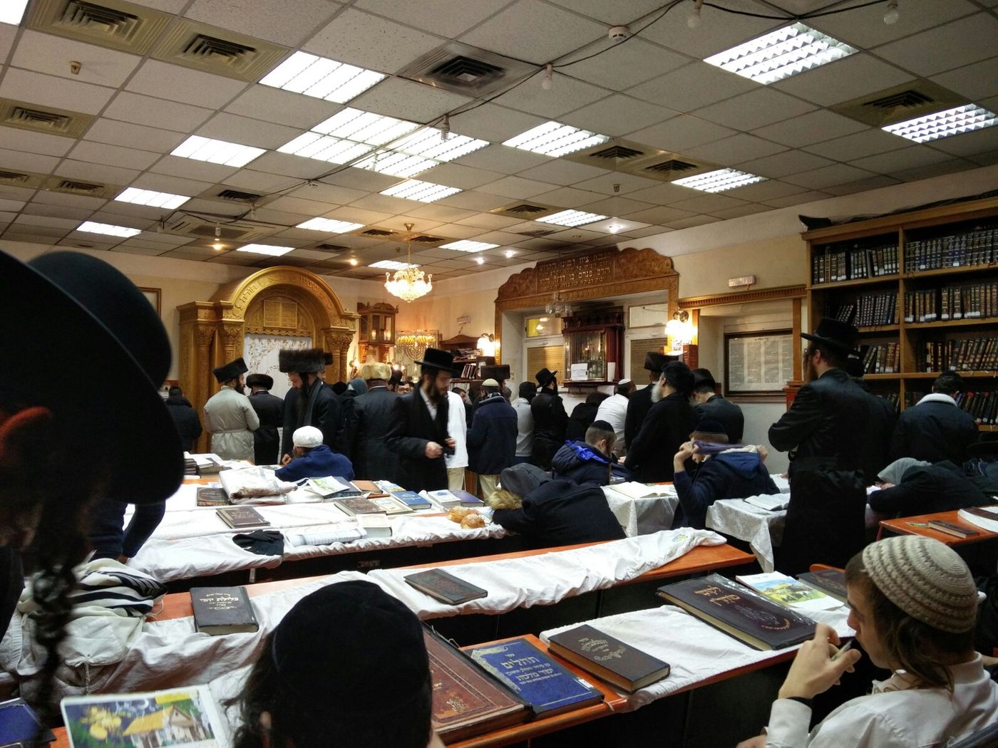 צפו בתיעוד: שבת חנוכה באומן