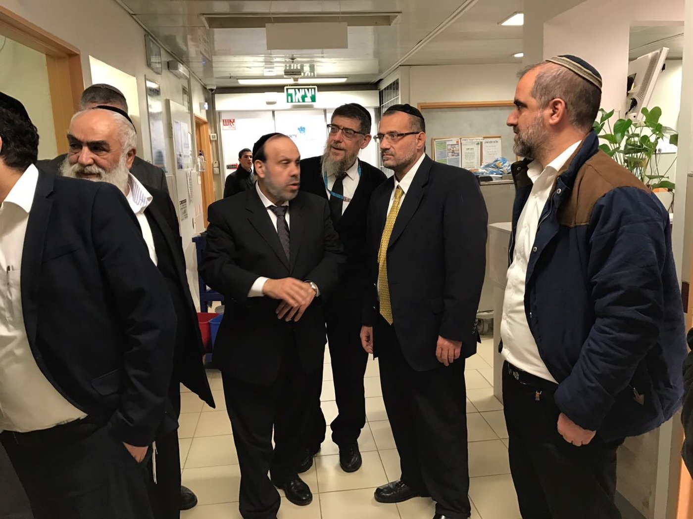 שר הדתות אזולאי ביקר בחדר הדיין הרב יחיאל אילוז שנורה בחיפה