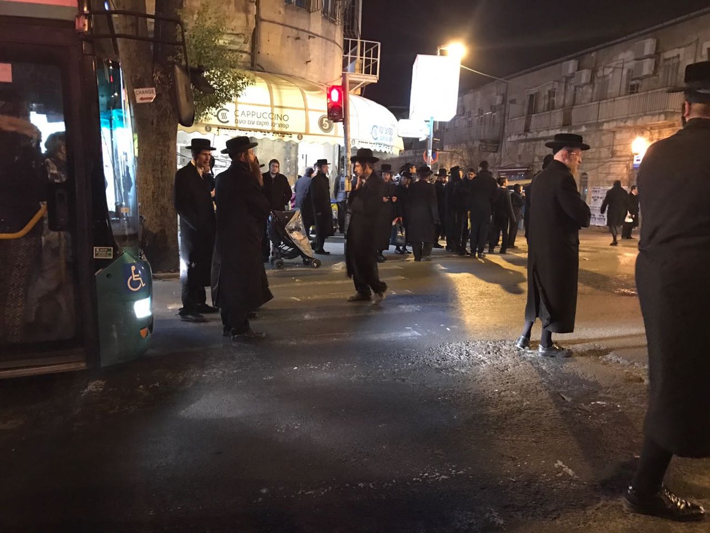 הפגנות סוערות במאה שערים; מפגין נעצר