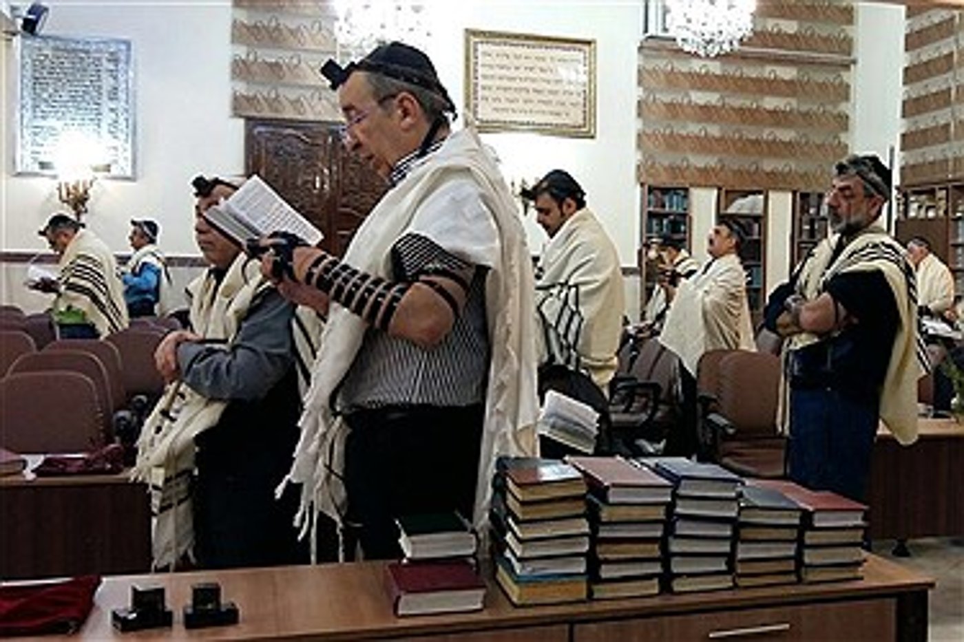 חיי יהדות: תפילת שחרית בבית הכנסת בטהרן, בירת איראן. צפו בגלריה