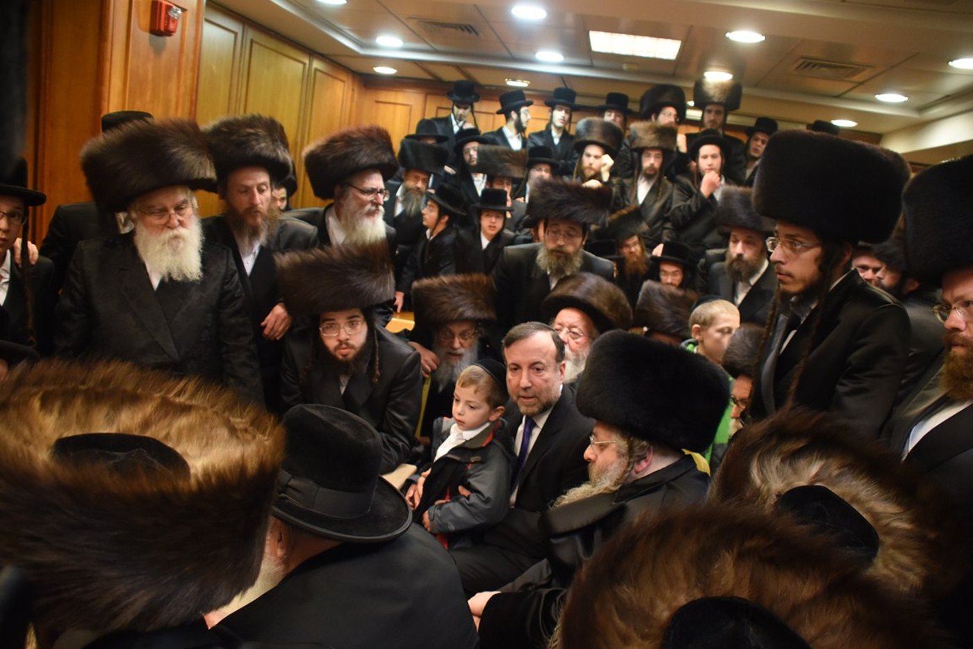 ניחום האבלים אצל האדמו"ר מבעלזא. צפו