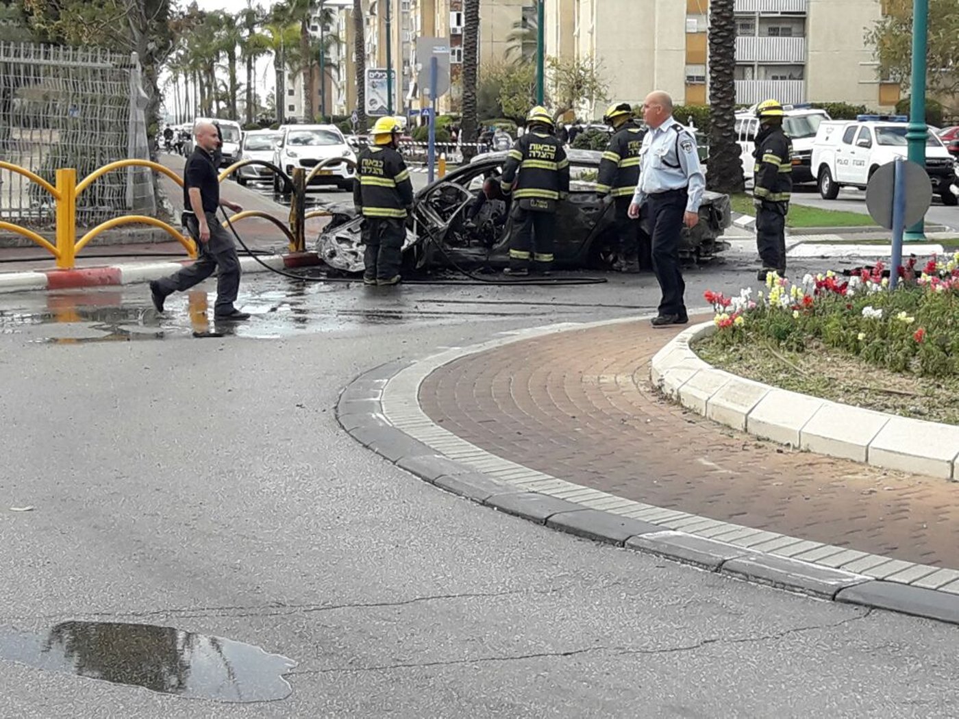 רכב התפוצץ ועלה באש; הרוג ו-2 פצועים