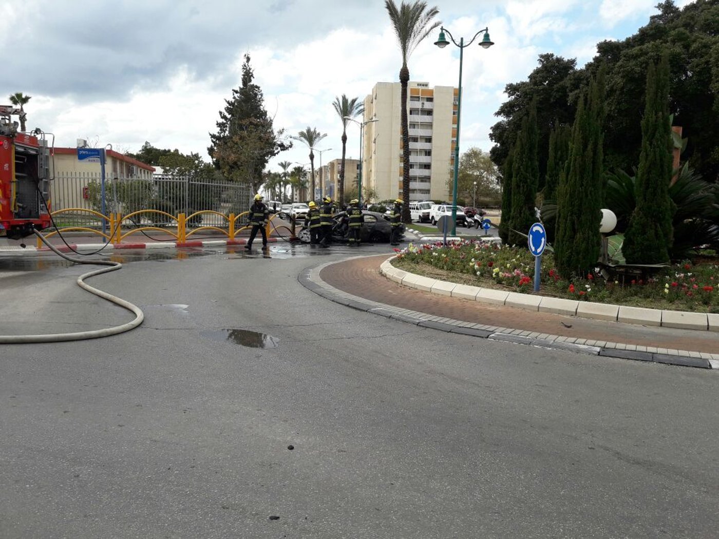 רכב התפוצץ ועלה באש; הרוג ו-2 פצועים