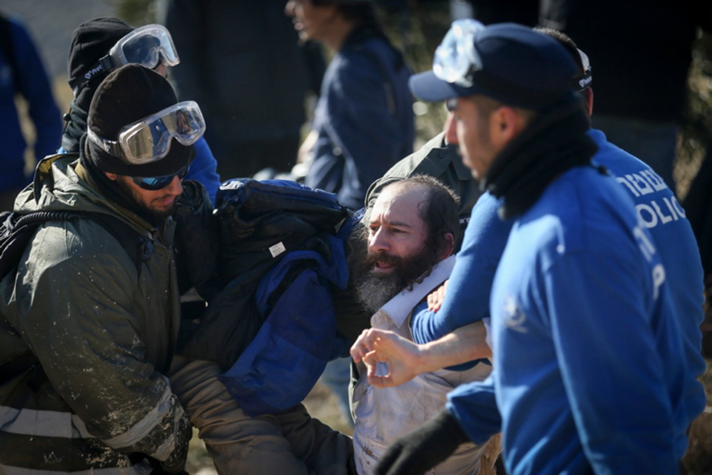 הפינוי האלים של בית הכנסת בעמונה | צפו בגלריה