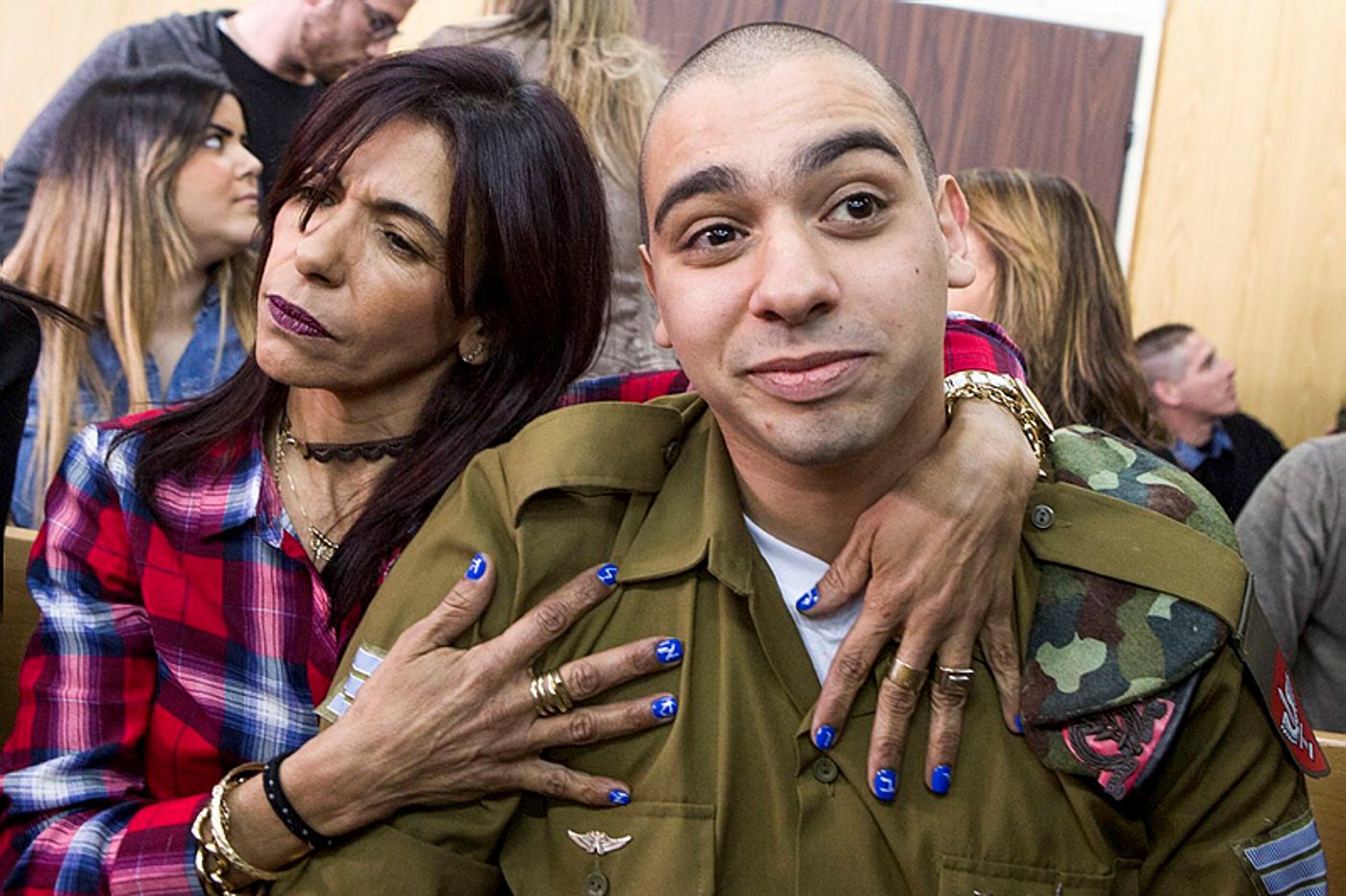 אזריה ואמו בבית הדין הצבאי. היום