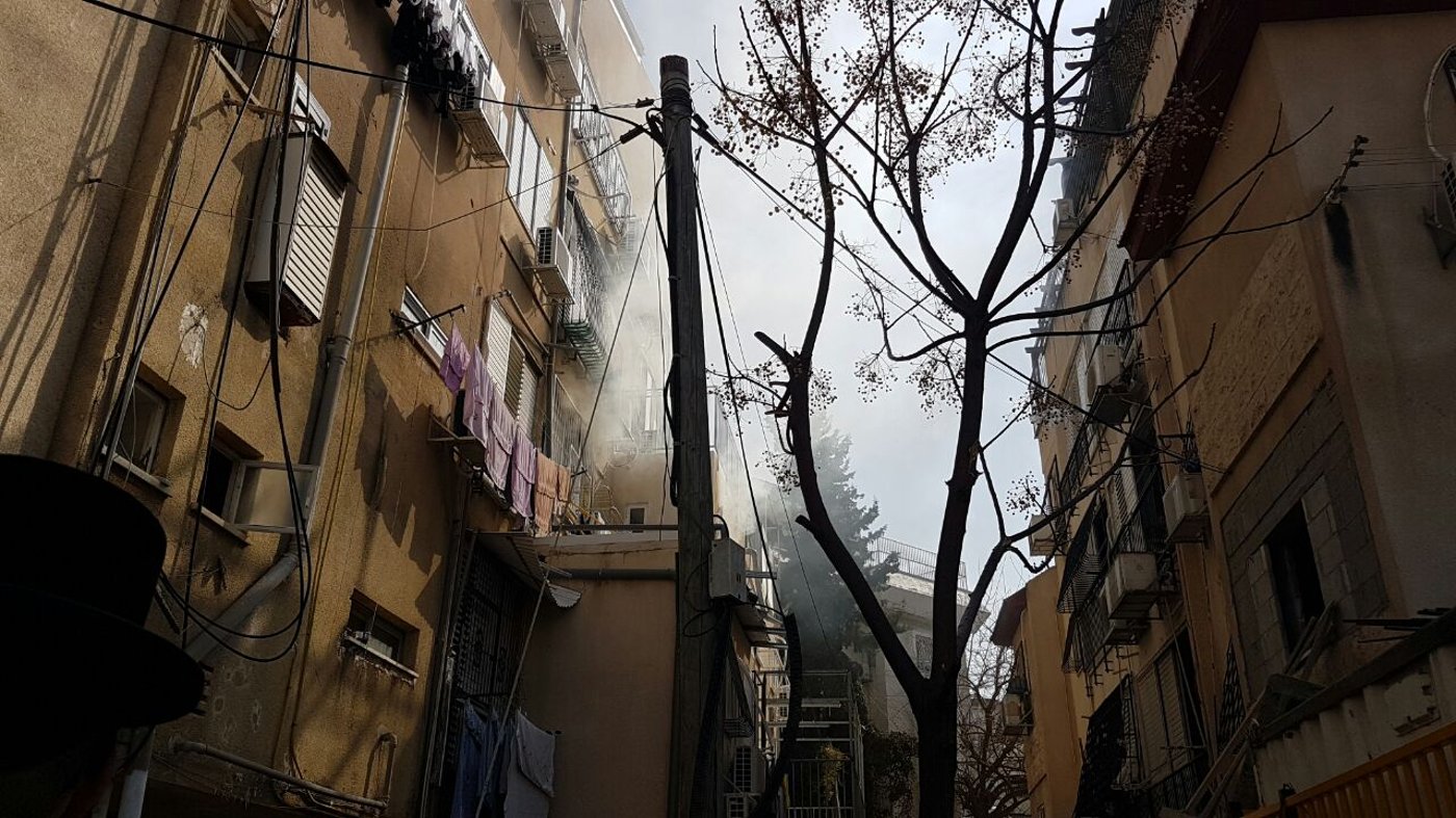 בני ברק: אישה קפצה מקומה שניה ונפצעה קל