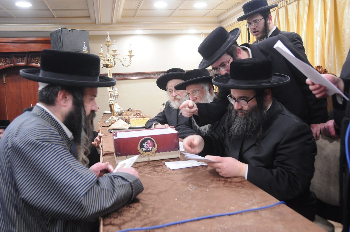 צפו בתיעוד: חלוקת המיליונים למוסדות החרדים האנטי ציונים