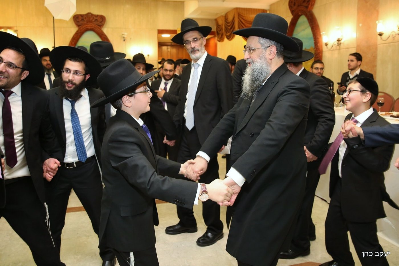 תיעוד: אברהם בצלאל חגג בר מצווה לבנו