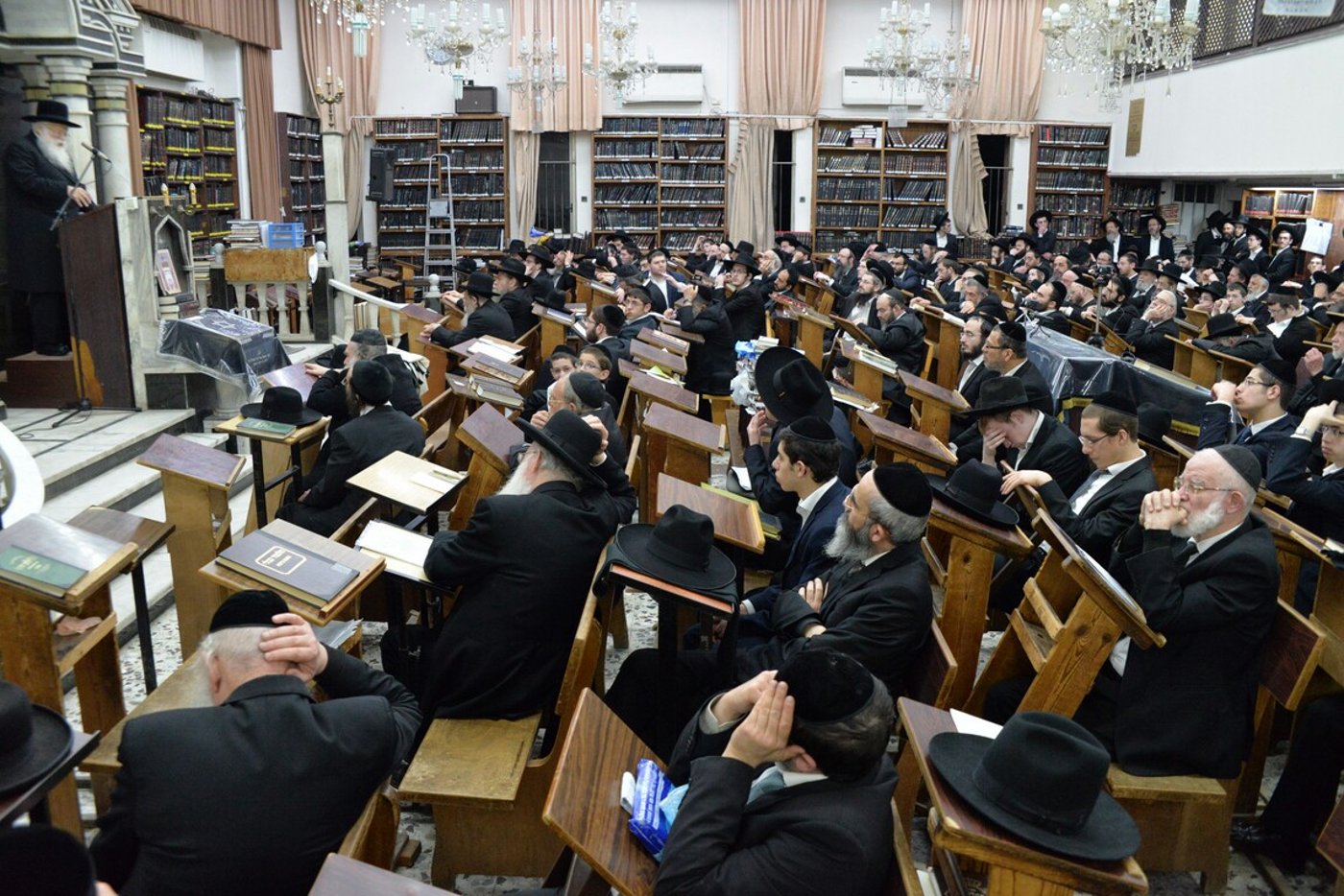 בכולל חזון איש ביכו את פטירת הגר"י אדלשטיין