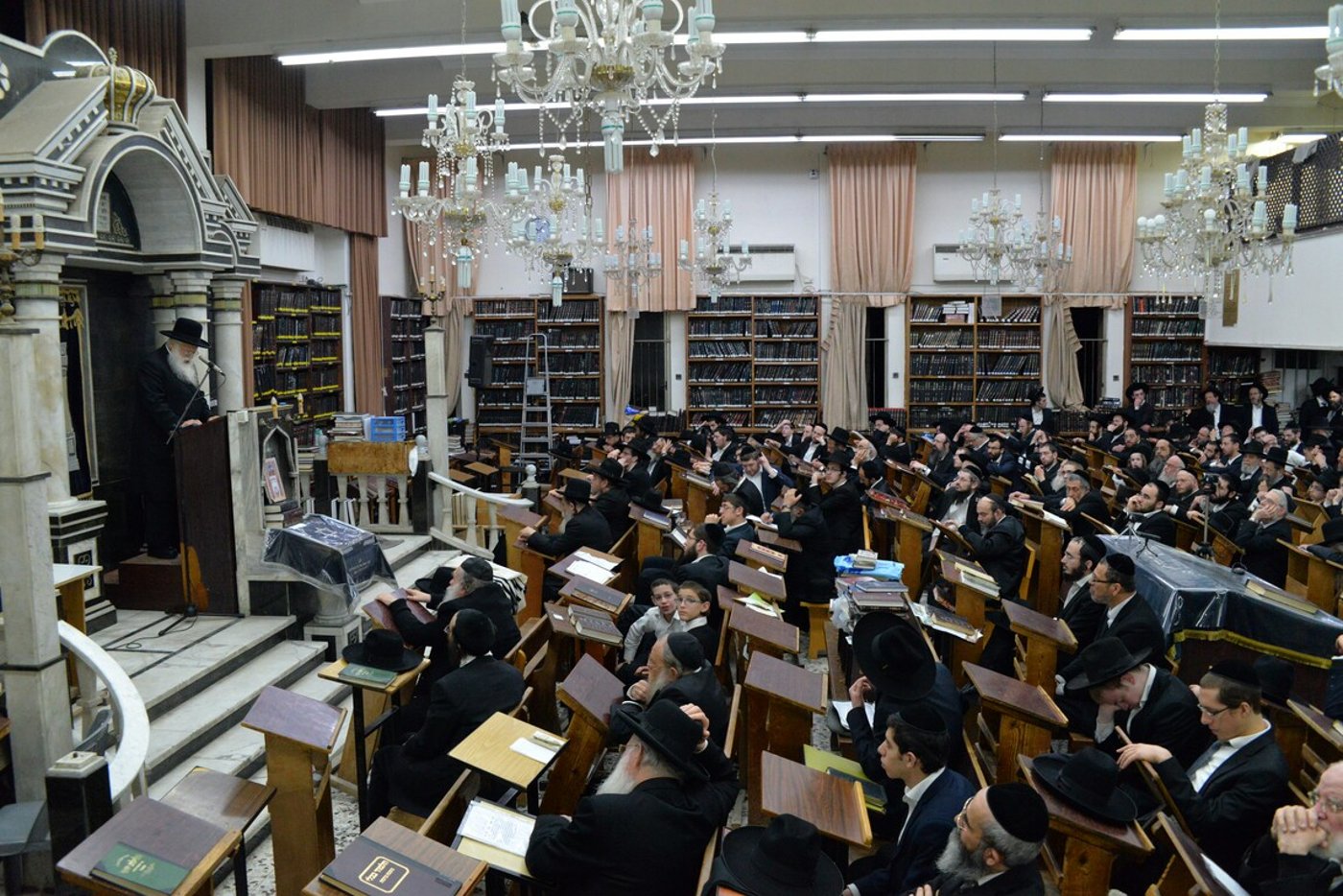 בכולל חזון איש ביכו את פטירת הגר"י אדלשטיין