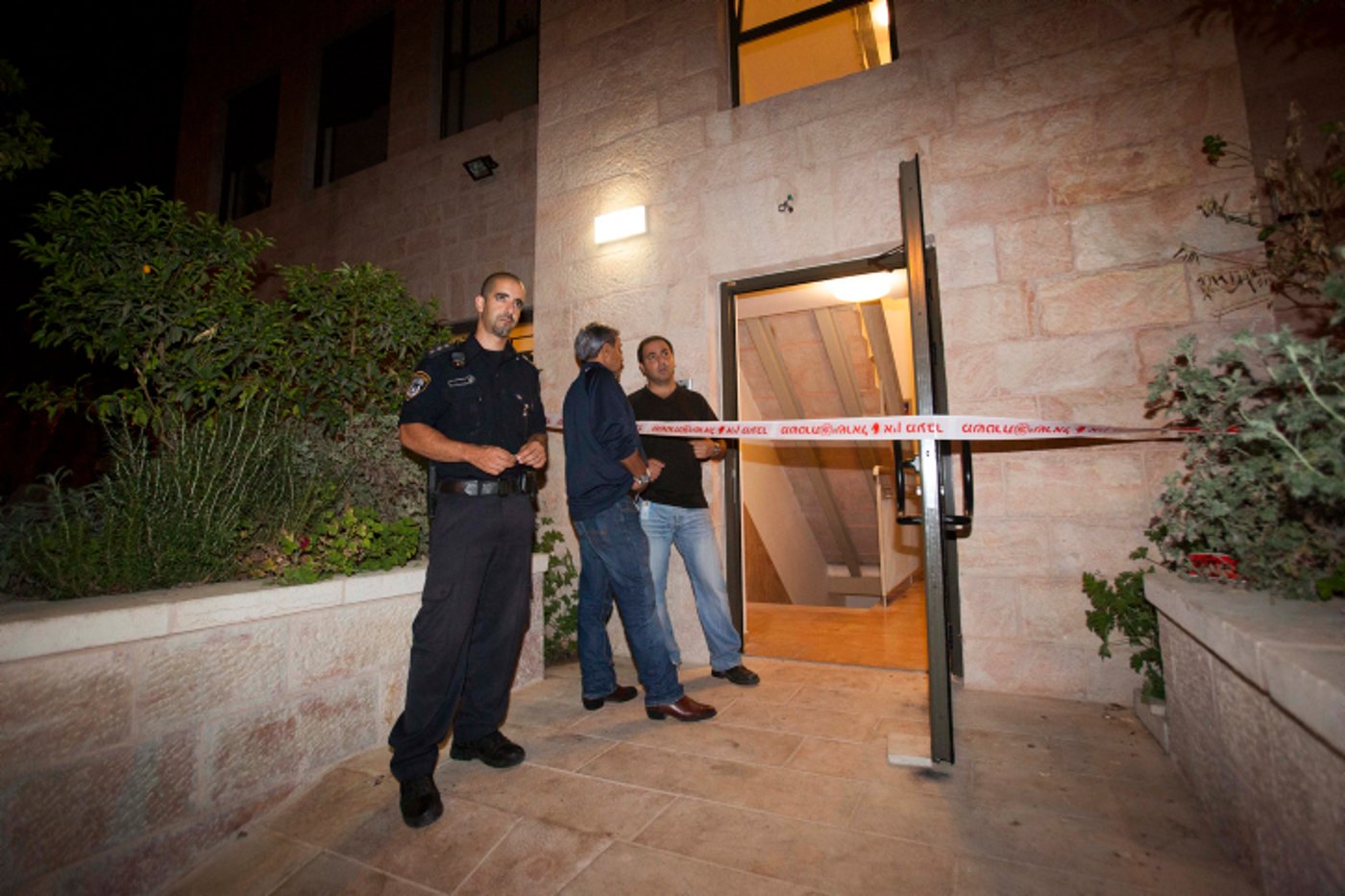 שוטרים, לאחר זריקת רימון הלם. אילוסטרציה