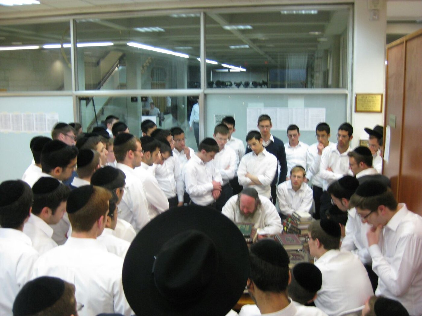 תיעוד: השיעור של המקובל רבי יעקב עדס בישיבת חברון