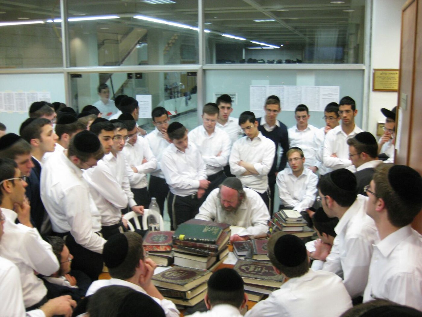 הרב עדס והתלמידים בחברון