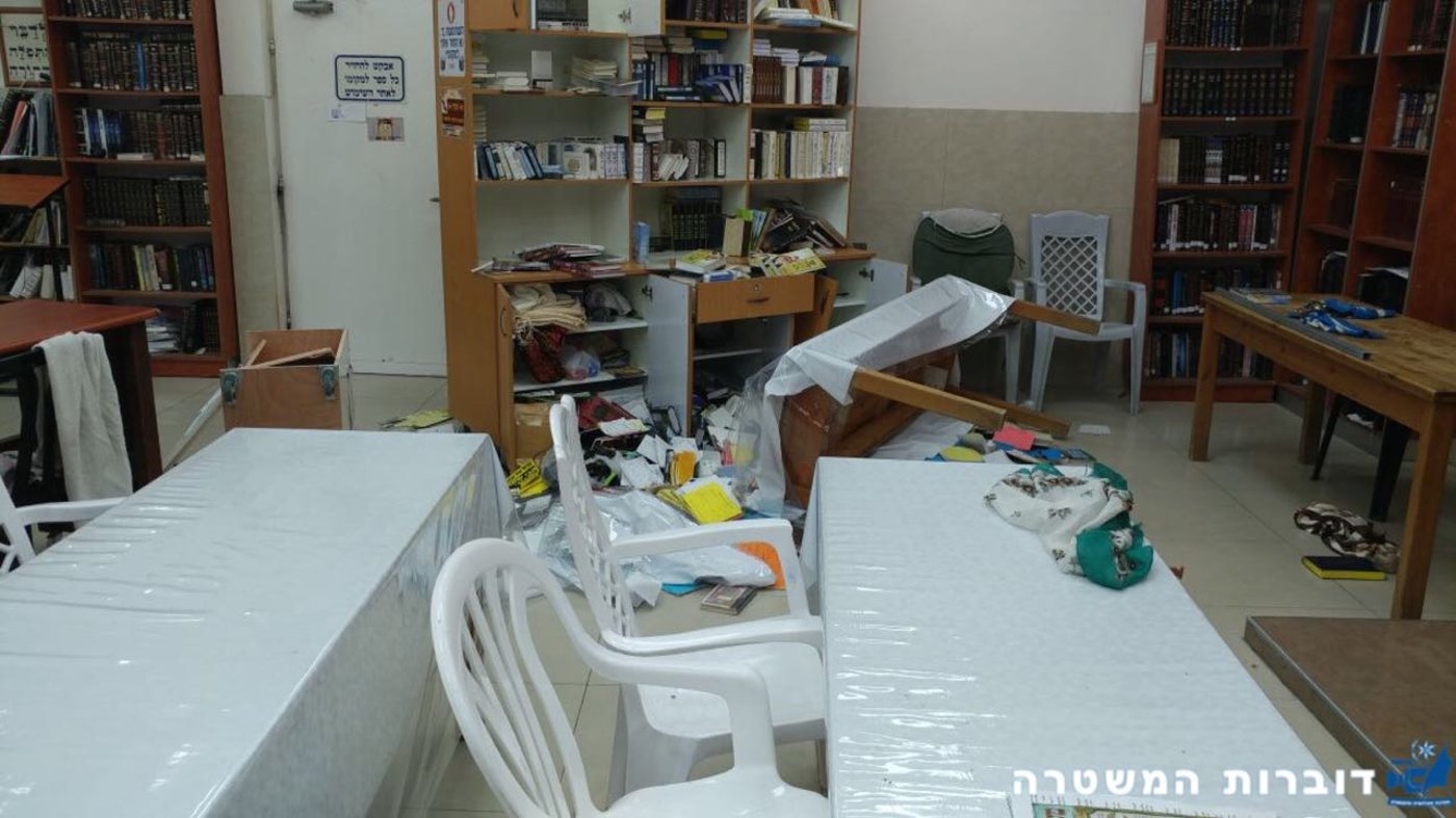 אלמונים פרצו לבית כנסת, גנבו ספרי תורה וביצעו פוגרום