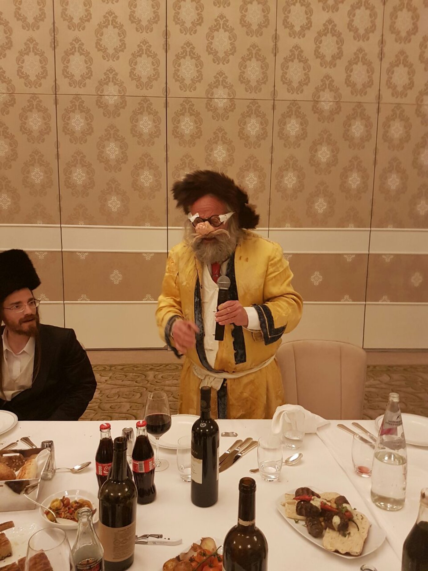 מי השתתף במסיבת פורים של מנחם גשייד?