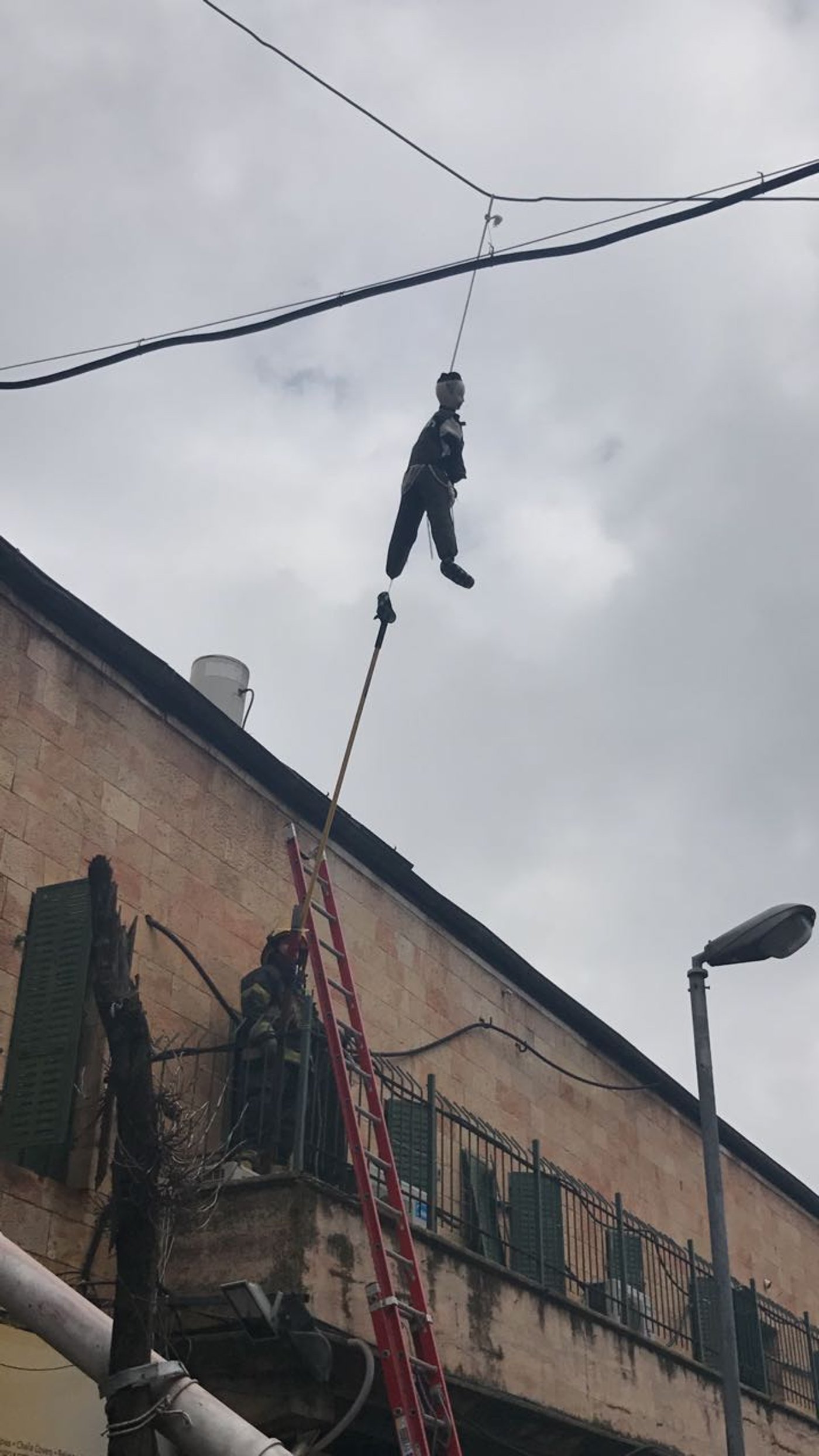 במאה שערים: המפגינים שרו לכוחות "ונהפוך הוא"  • צפו