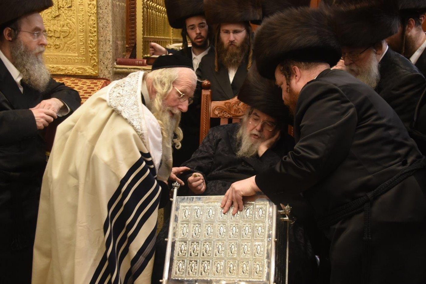 תיעוד מקיף: פורים בחצר הקודש בעלזא