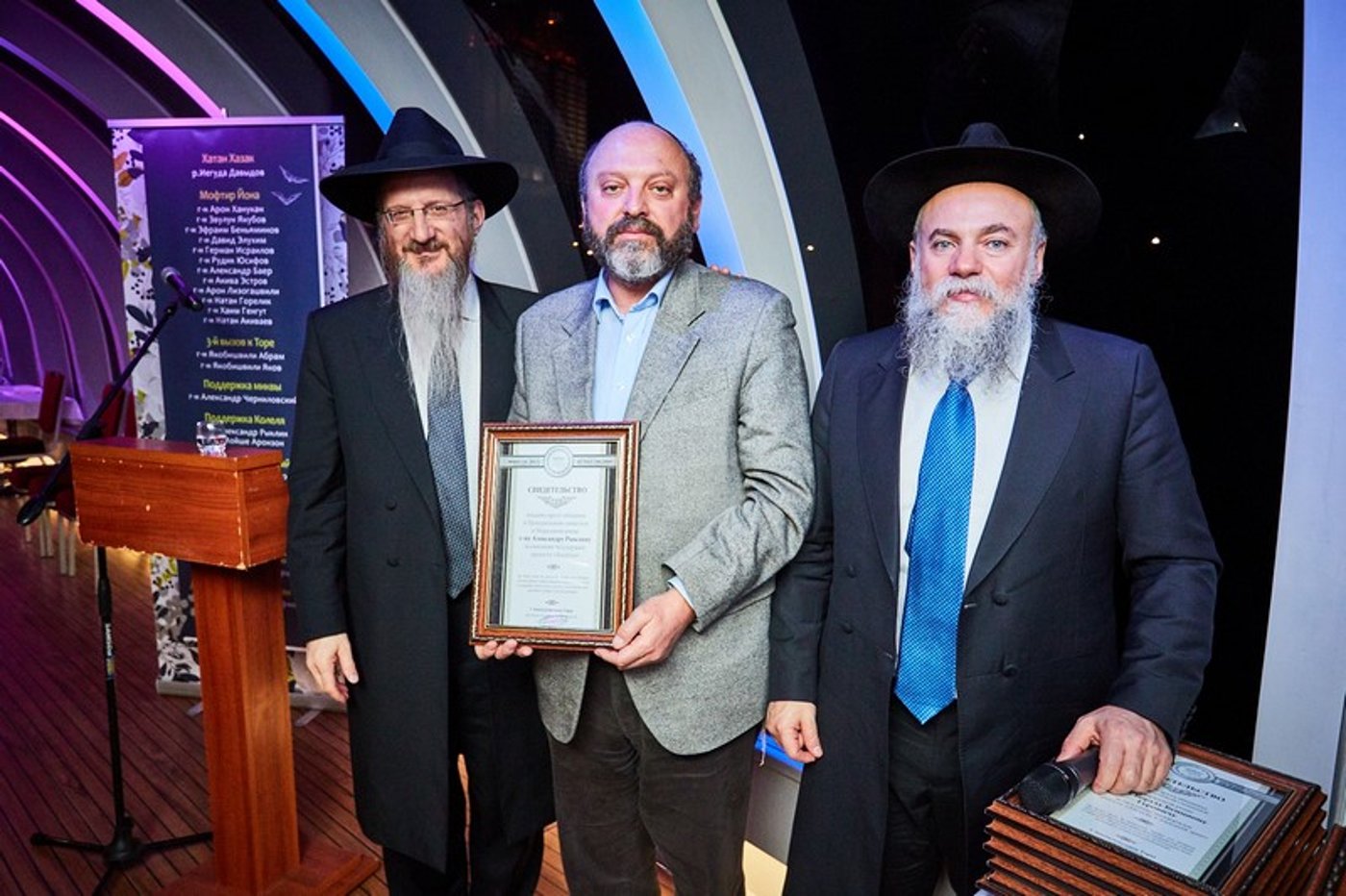 חגיגת יום הולדת לבית הכנסת בהפלגה בנהר. צפו