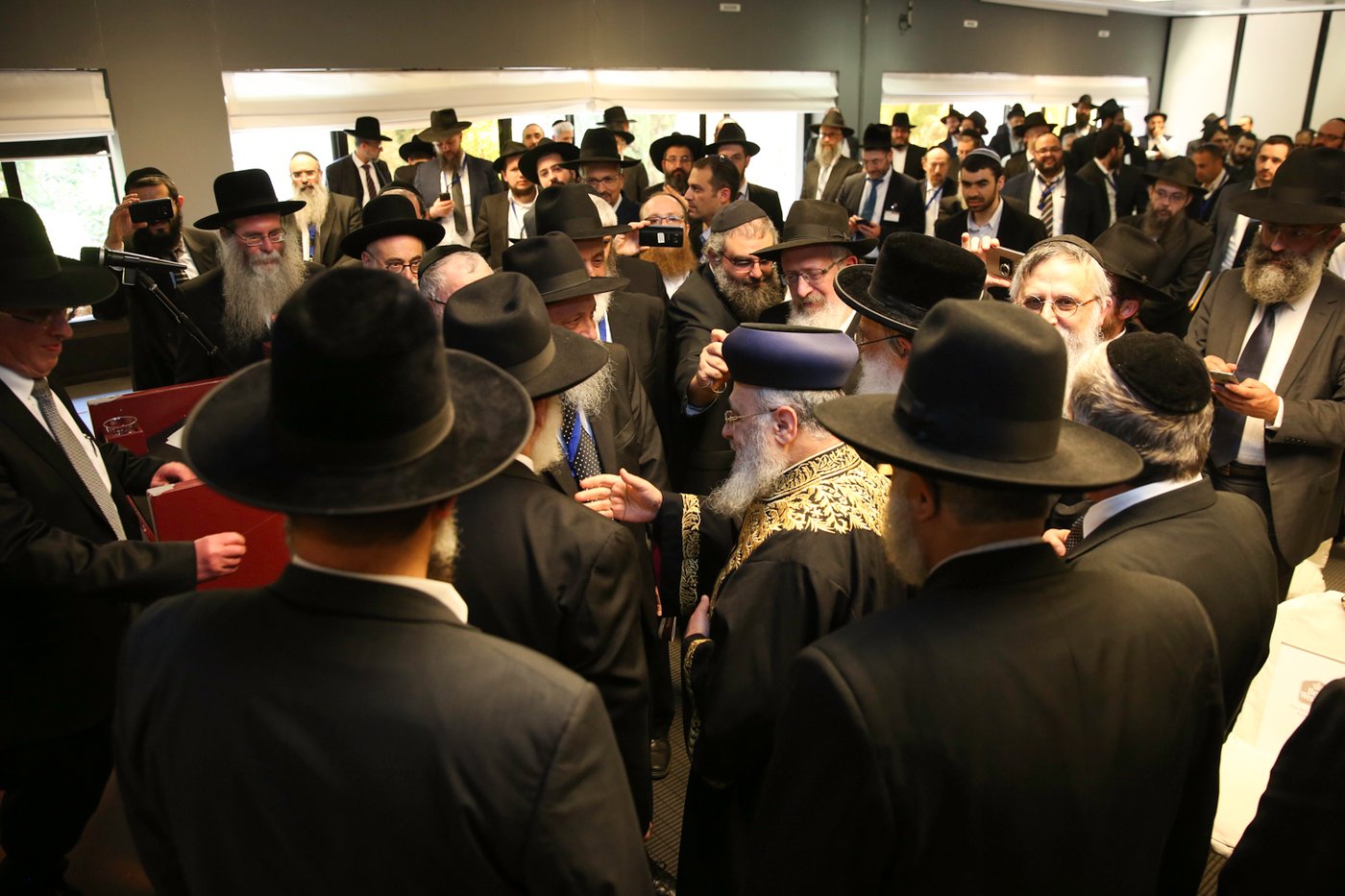 איטליה: שוטרים וחיילים חמושים מאבטחים את הרבנים