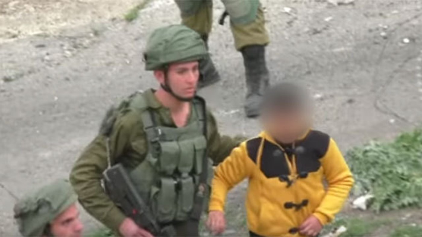 הילד בידי החיילים