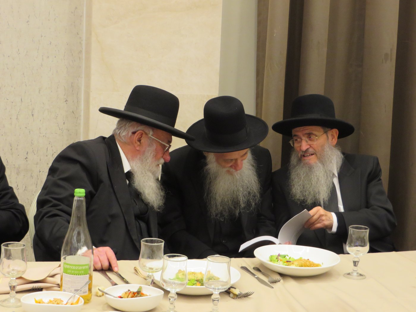 שמחת נישואי נכדת הגאון רבי יצחק הקר. צפו