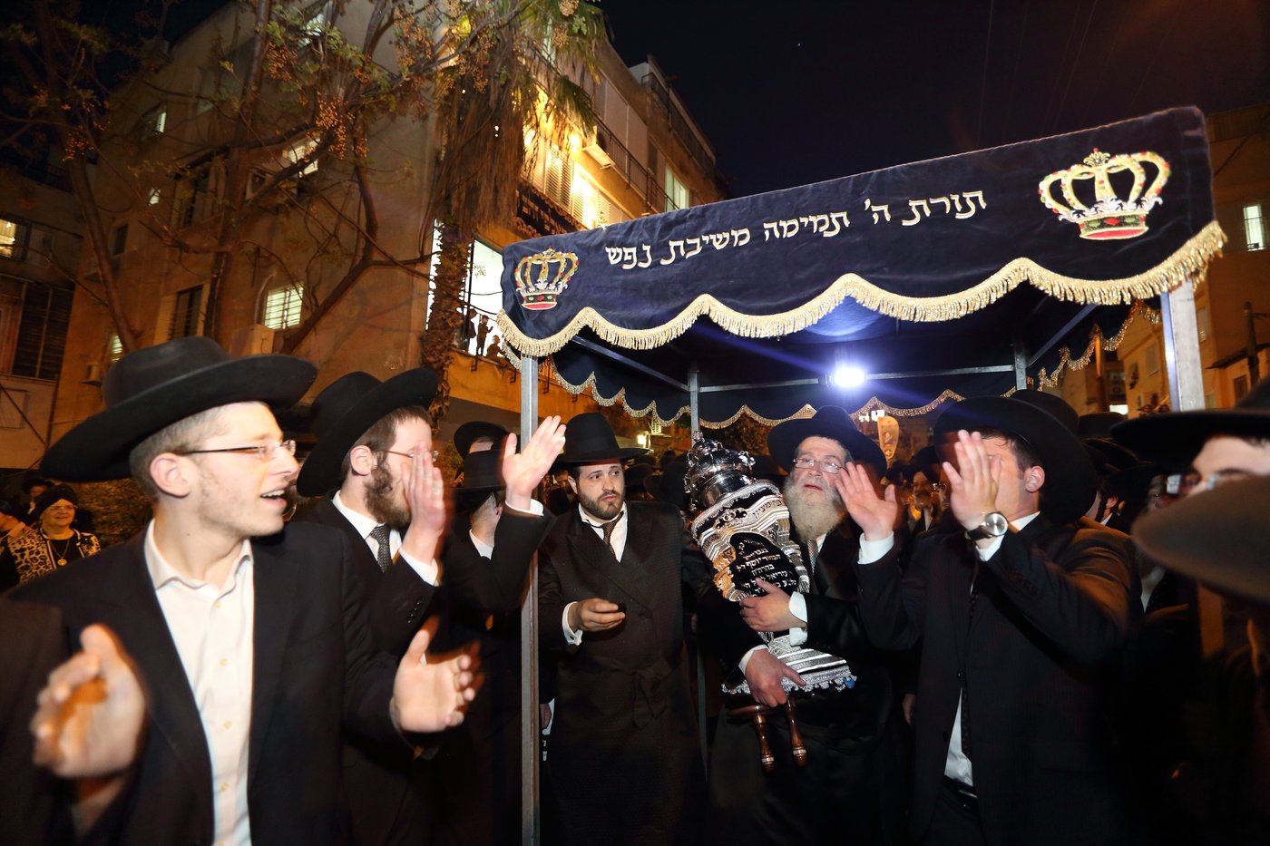 תיעוד: הכנסת ספר התורה בסטריקוב