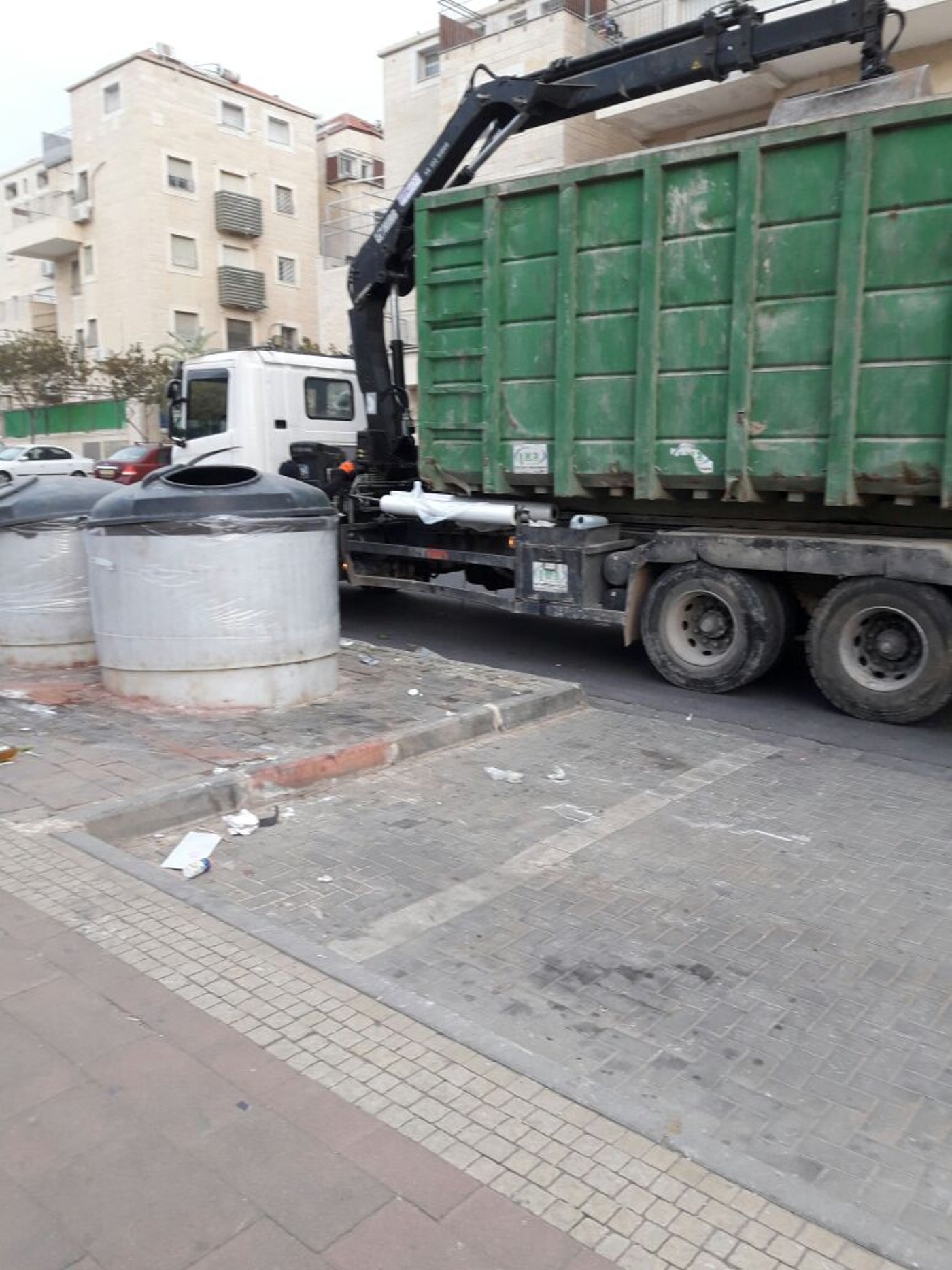 עובדי העירייה התגייסו לחיפוש התכשיטים בפח האשפה