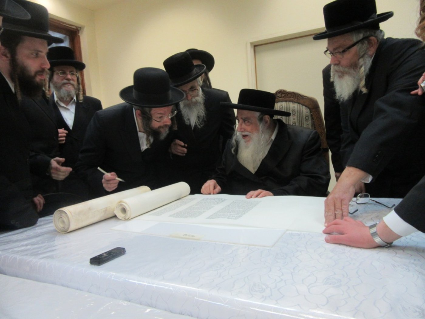 גלריה: הכנסת ספר תורה לביהמ"ד צאנז בירושלים