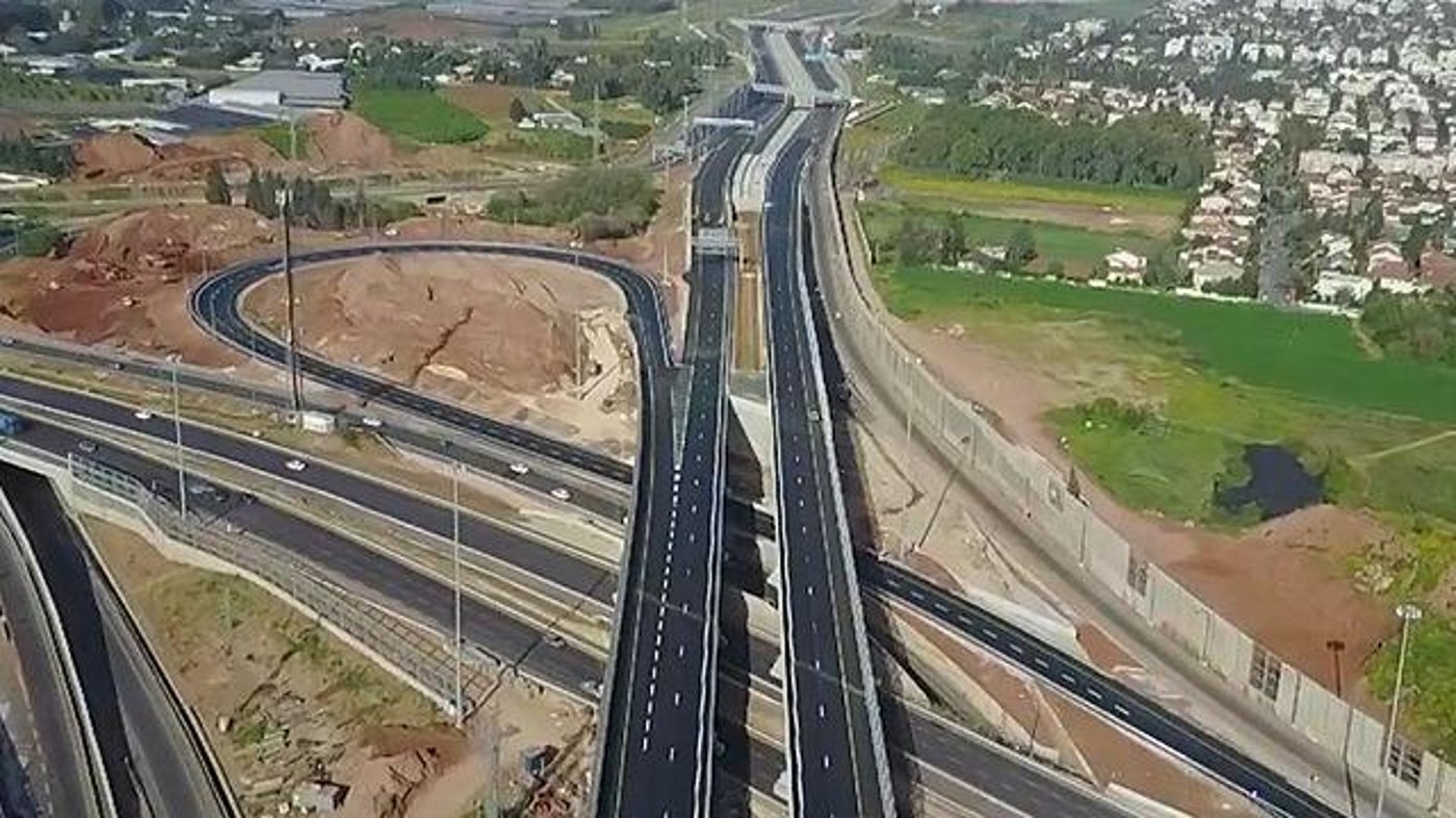 מחלף רעננה ומתחתיו כביש 4