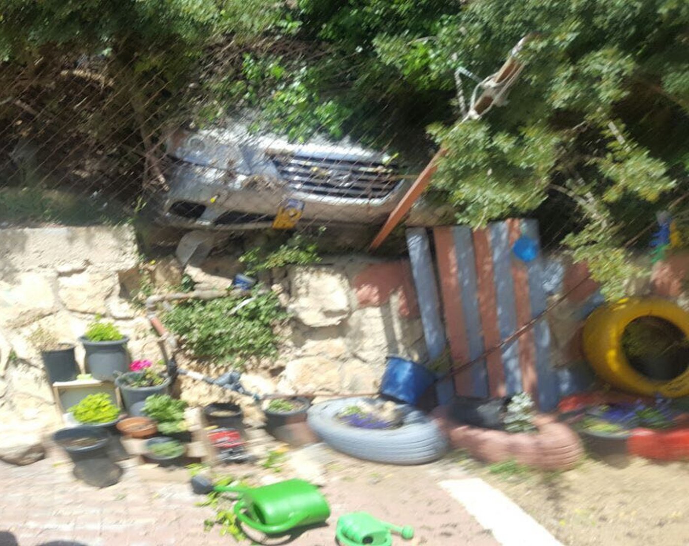 הרכב בתוך הגן