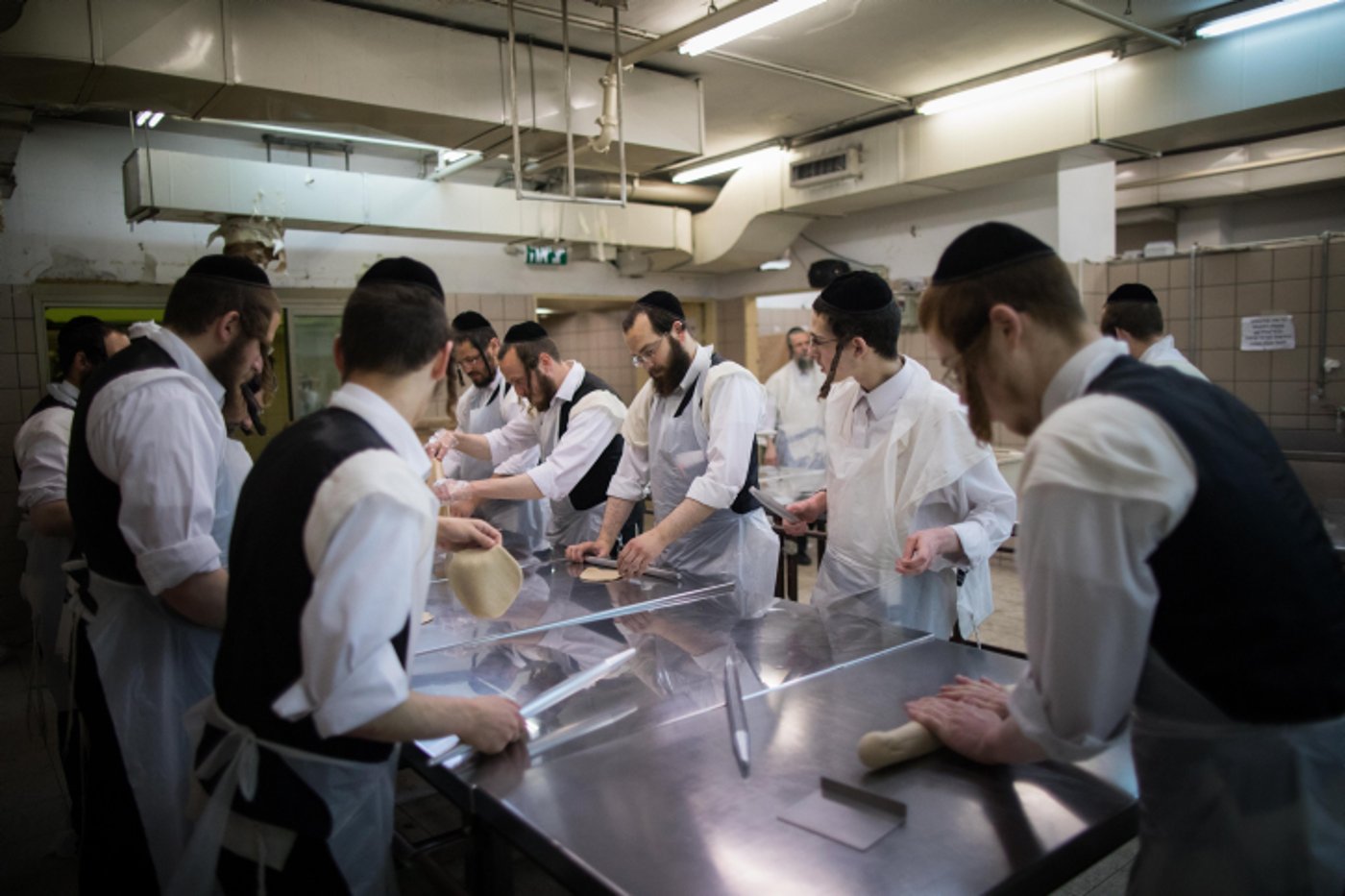 שלב אחר שלב: כך אופים מצות לפסח • צפו