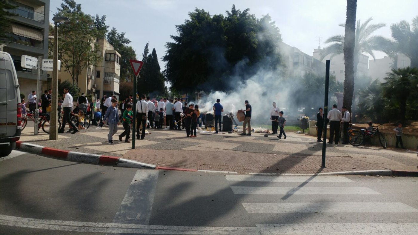 כך שרפו את החמץ בפתח תקווה • גלריה