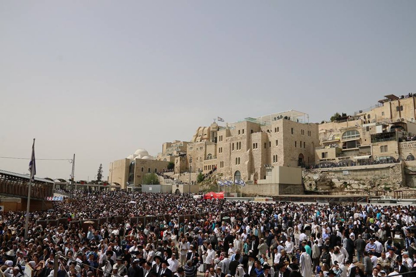 צפו: אלפים בברכת הכהנים ברחבת הכותל המערבי