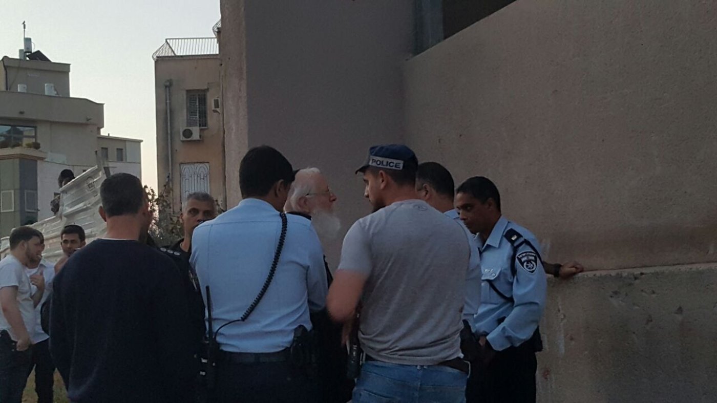 כרמל משוחח עם כוחות המשטרה