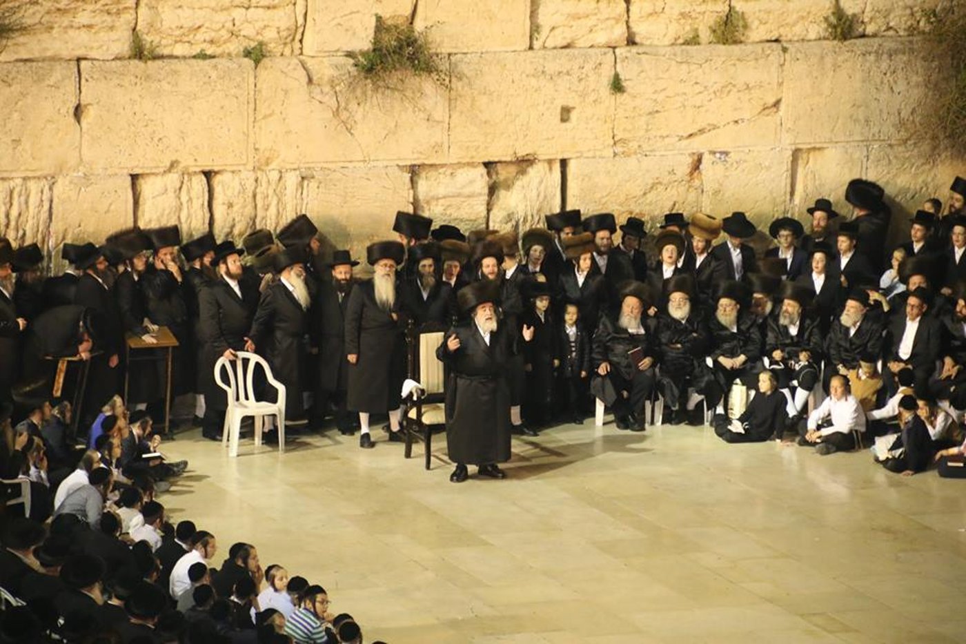 הרבי מויז'ניץ ואלפי חסידיו בכותל המערבי • תיעוד מדהים