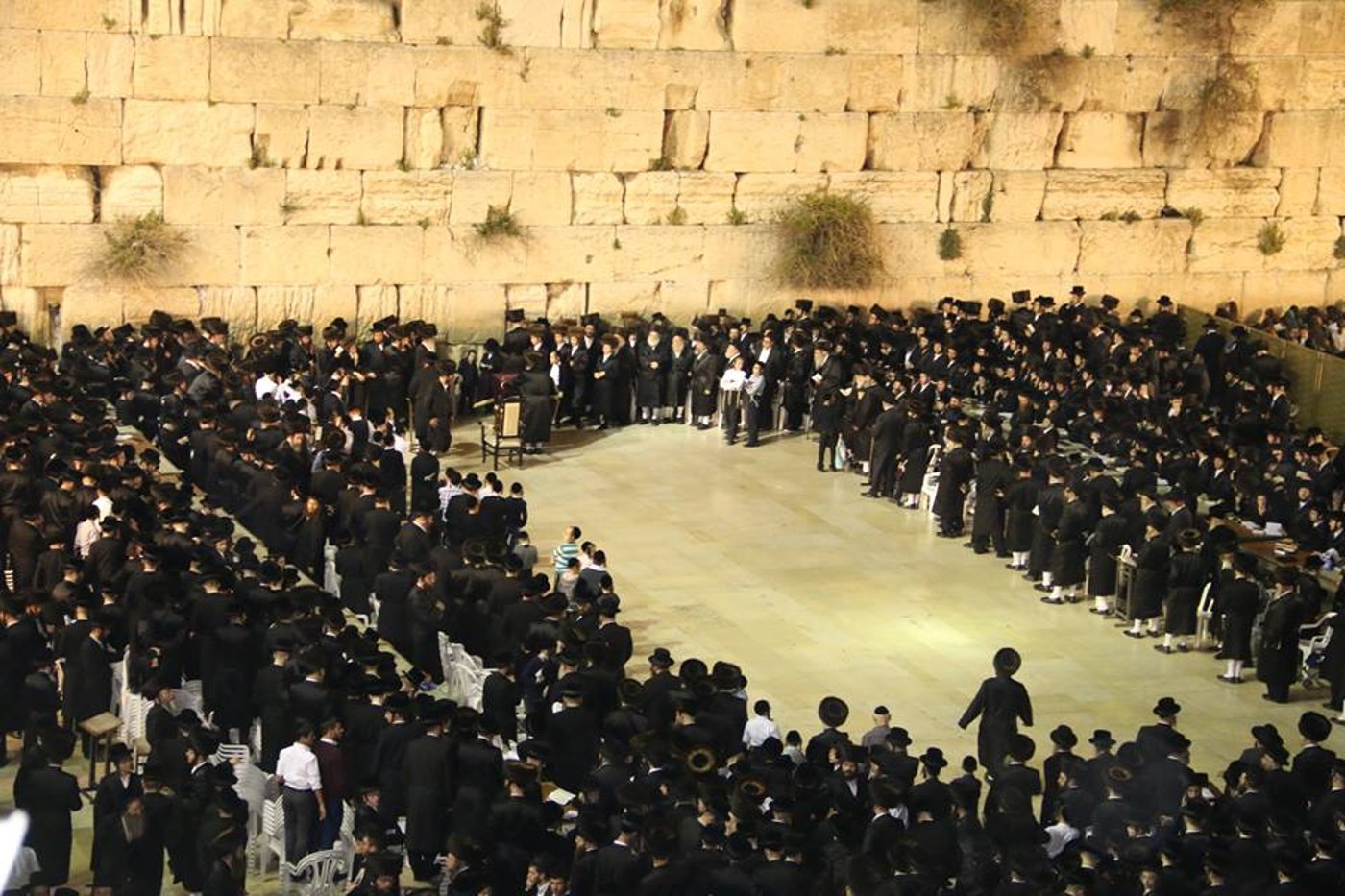 הרבי מויז'ניץ ואלפי חסידיו בכותל המערבי • תיעוד מדהים