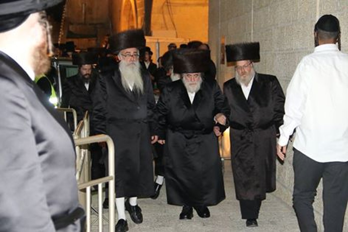 הרבי מויז'ניץ ואלפי חסידיו בכותל המערבי • תיעוד מדהים