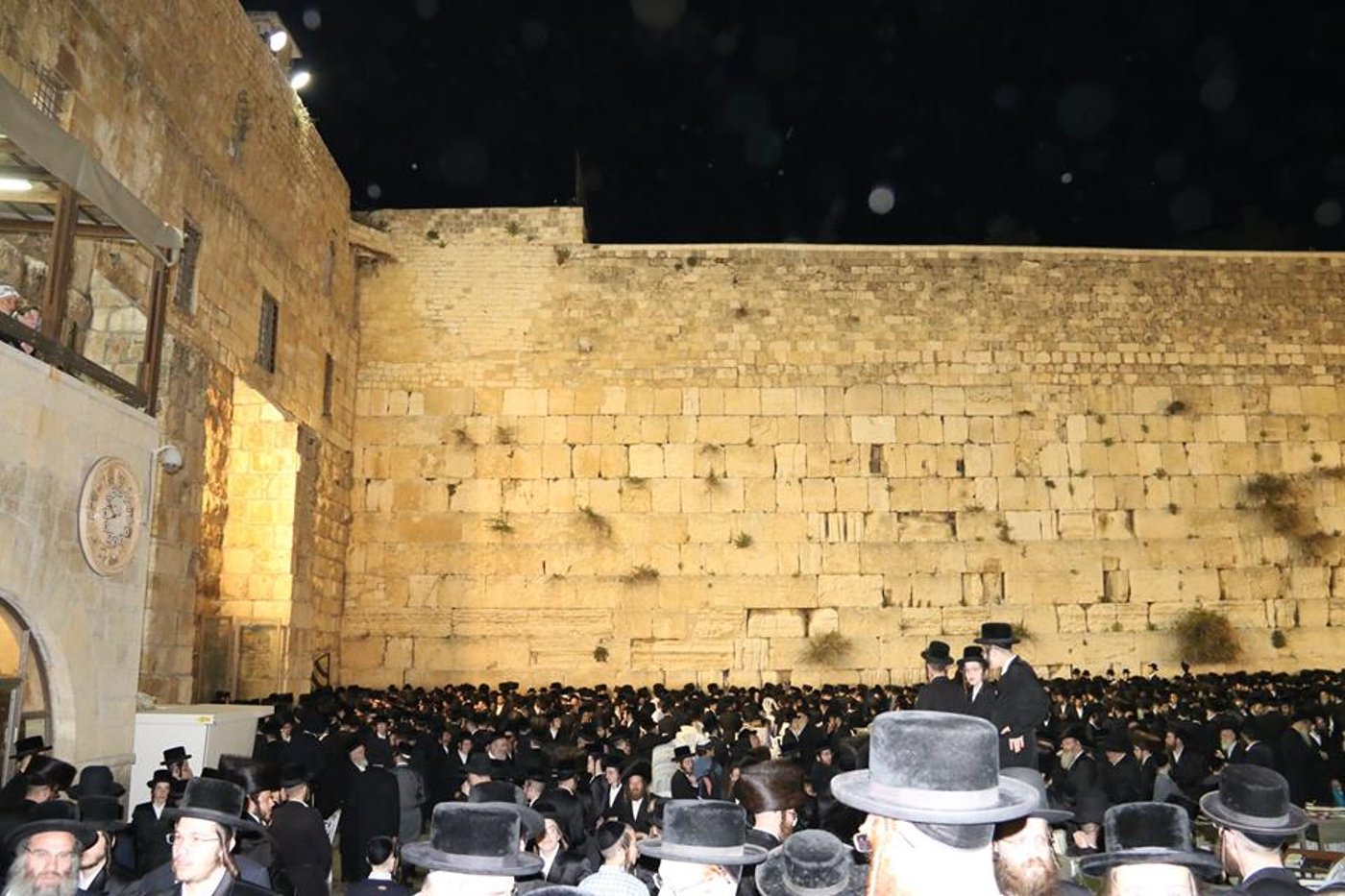הרבי מויז'ניץ ואלפי חסידיו בכותל המערבי • תיעוד מדהים