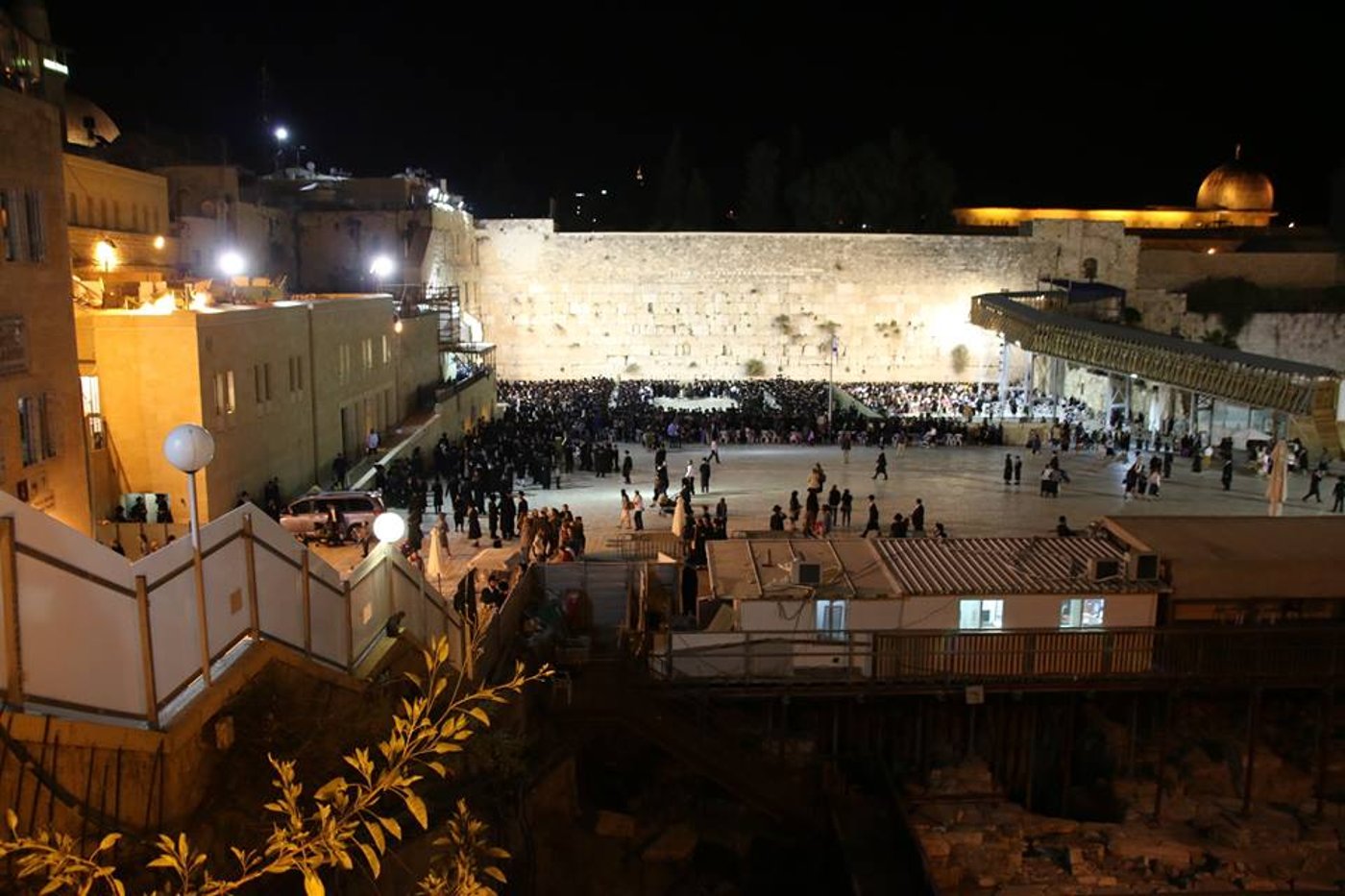 הרבי מויז'ניץ ואלפי חסידיו בכותל המערבי • תיעוד מדהים