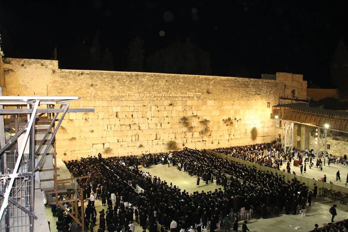 הרבי מויז'ניץ ואלפי חסידיו בכותל המערבי • תיעוד מדהים