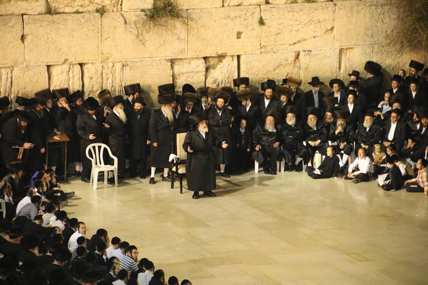 הרבי מויז'ניץ ואלפי חסידיו בכותל המערבי • תיעוד מדהים